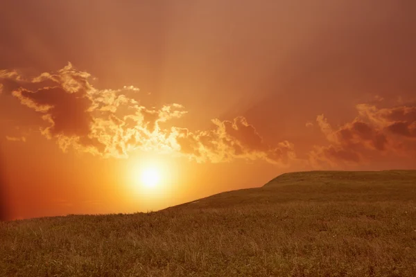 Landschap met zon schijnt door de wolken — Stockfoto