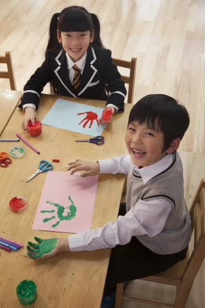 Des écoliers peignent au doigt en classe d'art — Photo