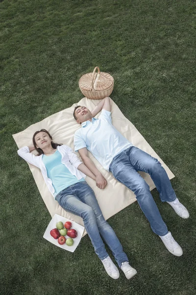 ピクニック毛布の上に寝そべって — ストック写真