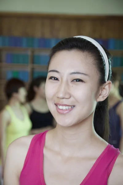 Jonge vrouw in een yogastudio — Stockfoto
