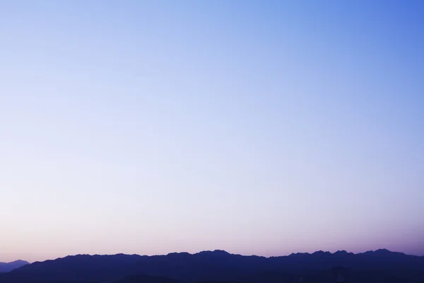 Cordilheira e céu ao entardecer — Fotografia de Stock