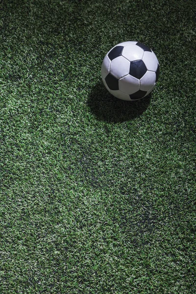 Campo da calcio con pallone da calcio — Foto Stock