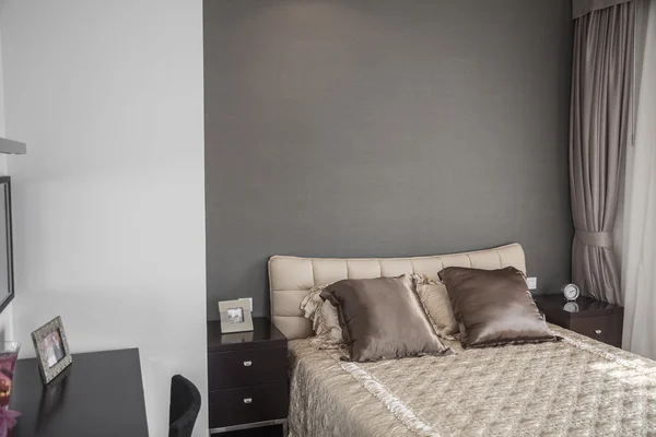 Светлая, современная спальня с бежевым покрывалом — стоковое фото