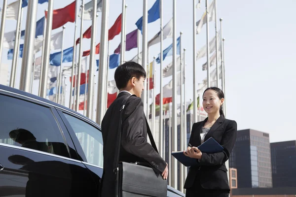 Des hommes d'affaires se réunissant à l'extérieur — Photo