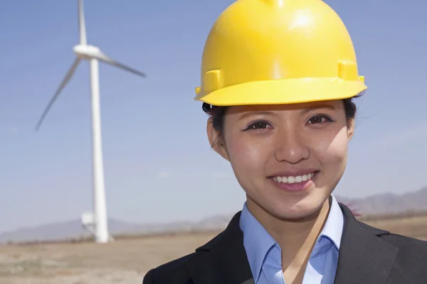Ingenjör kontrollera vindkraftverk på plats — Stockfoto