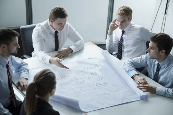 Cinco arquitetos discutindo e planejando — Fotografia de Stock