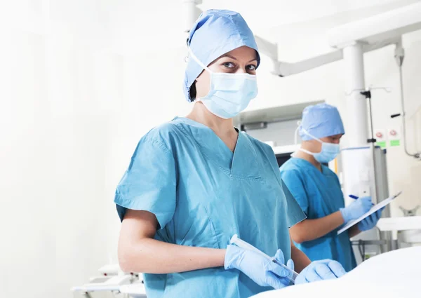 Surgeon working in the operating room — Stock Photo, Image