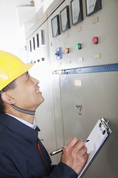 Arbeiter überprüft Kontrollen in einer Gasanlage — Stockfoto