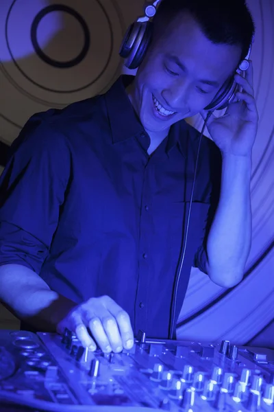 Male DJ playing music in a nightclub — Stock Photo, Image