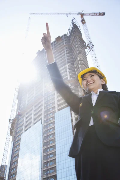 Architect pointing at a construction site — Stock Photo, Image