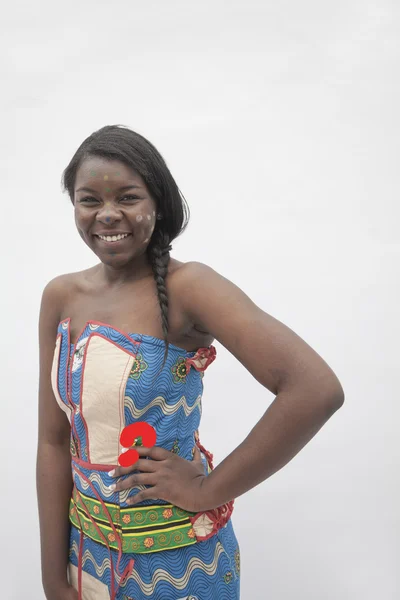 Mujer con la mano en la cadera en vestido tradicional de África — Foto de Stock