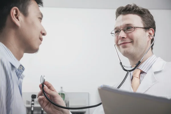 Arzt überprüft Herzschlag eines Patienten — Stockfoto