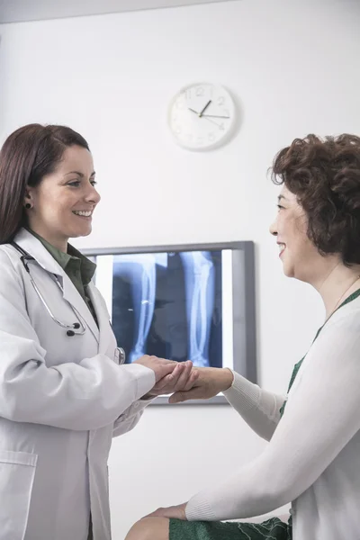 Arzt hält die Hände eines Patienten — Stockfoto