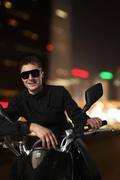 Hombre sentado en su motocicleta por la noche —  Fotos de Stock