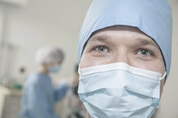 Surgeon with surgical mask and surgical cap — Stock Photo, Image