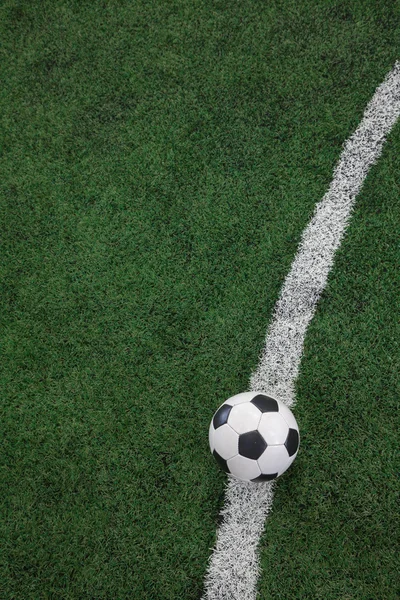 Campo da calcio con pallone da calcio e linea — Foto Stock