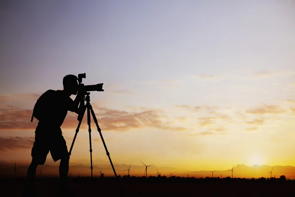 Silhouette of man taking photos — Stock Photo, Image