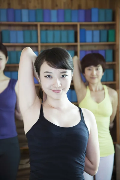 Donne che allungano e fanno yoga — Foto Stock