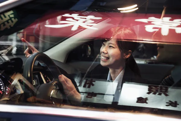 Kobieta wskazując z samochodu — Zdjęcie stockowe