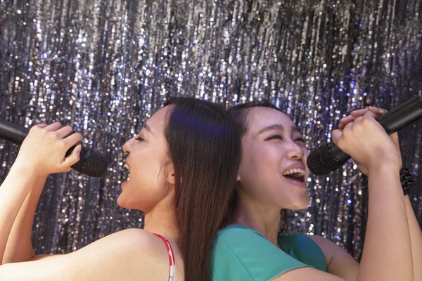 Dois amigos cantando juntos no karaoke — Fotografia de Stock