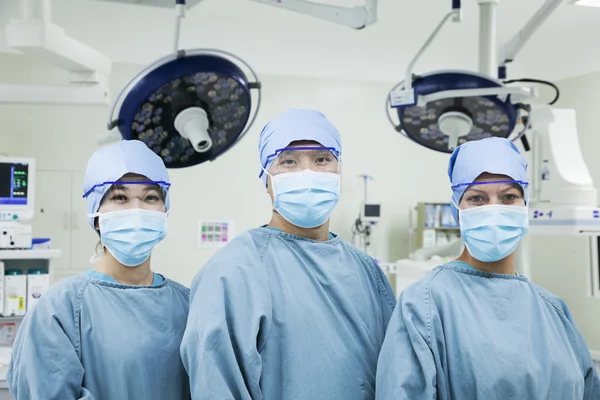 Chirurgiens dans la salle d'opération — Photo