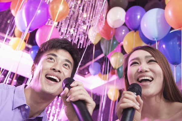 Two friends singing together at karaoke — Stock Photo, Image