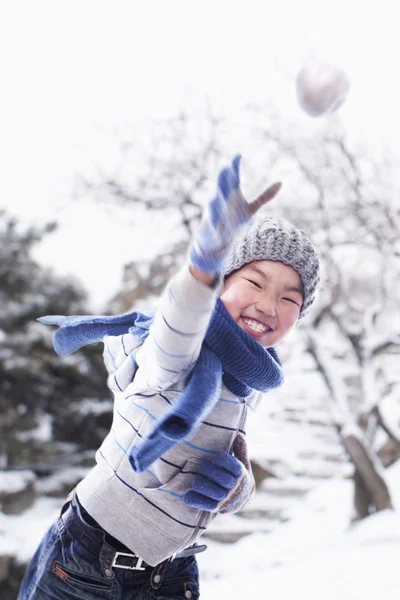 雪の中で遊ぶ少年 — ストック写真