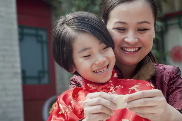 Mother and daughter making dumplings — Stock Photo, Image