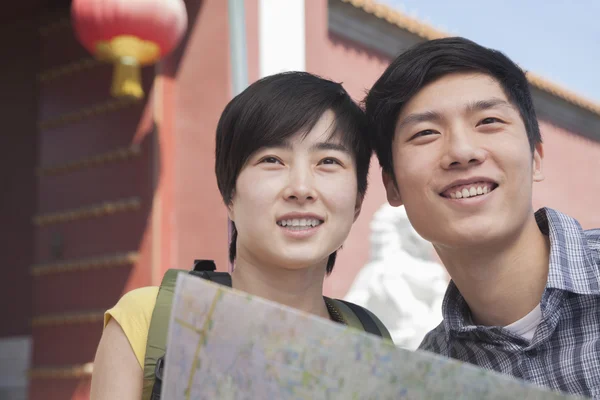 Couple looking at map — Stock Photo, Image