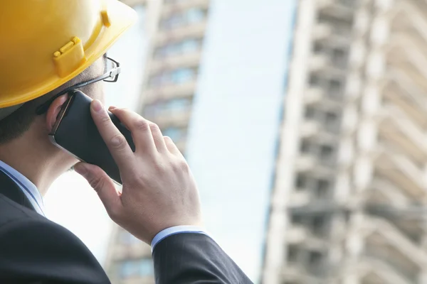 Arquiteto ao telefone em um canteiro de obras — Fotografia de Stock