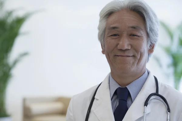 Mature doctor smiling — Stock Photo, Image