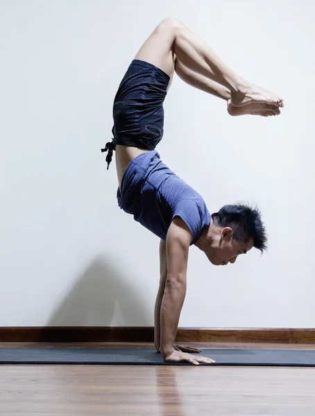 Man doing yoga — Stock Photo, Image