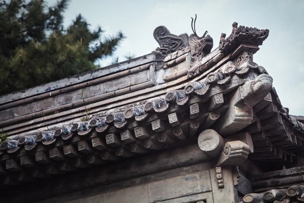 Telhas ornamentadas no edifício chinês — Fotografia de Stock