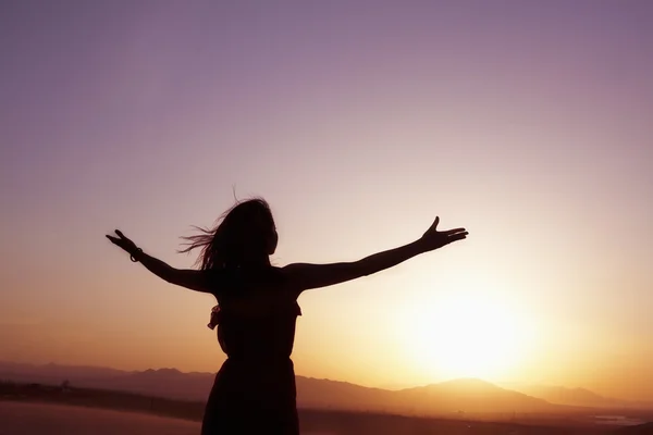 Donna che fa yoga nel deserto — Foto Stock