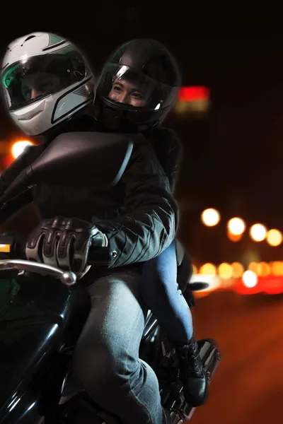 Paar rijden op een motorfiets nachts — Stockfoto