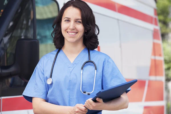 Am ambulans önünde kadın sağlık görevlisi — Stok fotoğraf