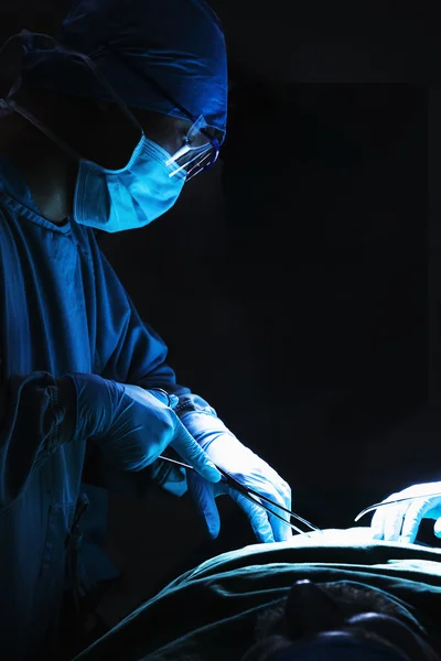 Хирург держит хирургическое оборудование — стоковое фото