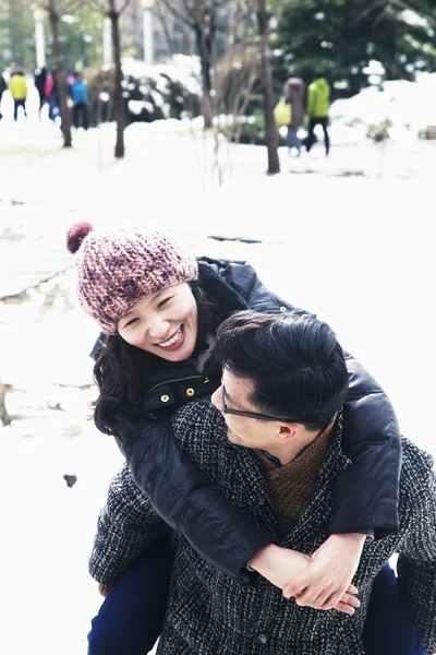 Paar spielt im Schnee — Stockfoto