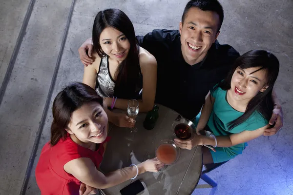 Amigos tomando bebidas em boate — Fotografia de Stock