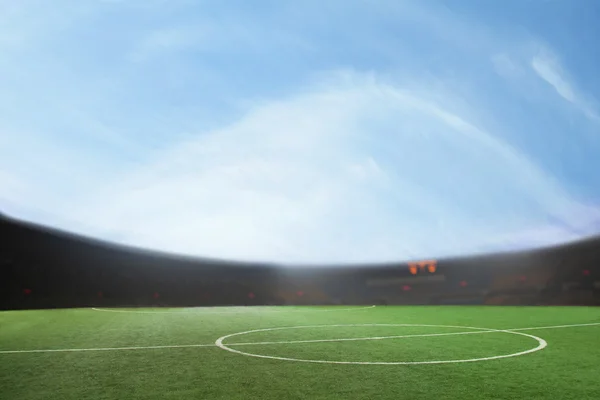 Jonge succesvolle zakenman geven een handdruk足球场和蓝蓝的天空 — 图库照片