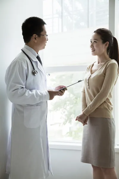 Doctor discussing with a female patient — Stock Photo, Image