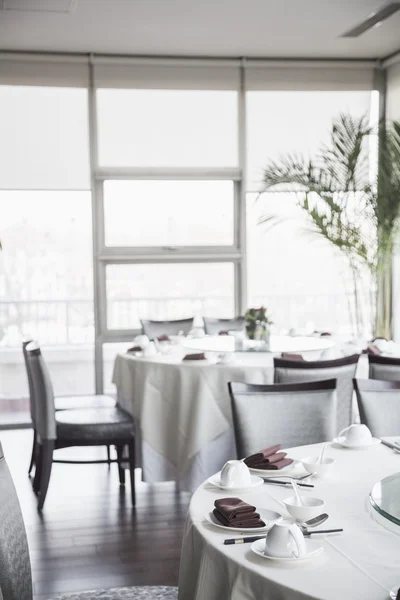 Sala de jantar com configurações de mesa elegantes — Fotografia de Stock