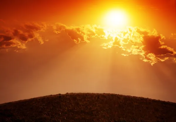 Пейзаж з сонцем, що сяє крізь хмари — стокове фото