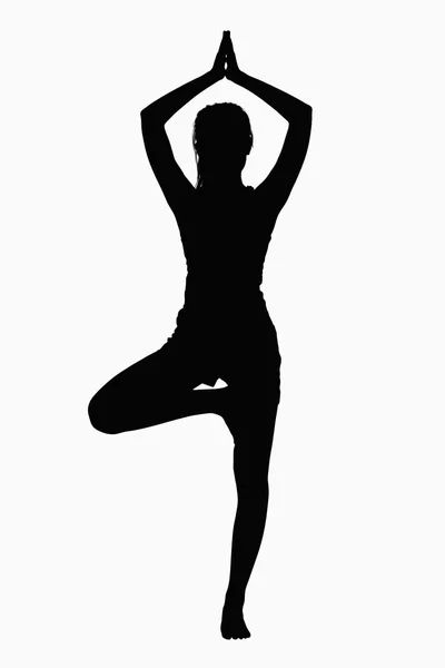 Silueta de mujer haciendo pose de yoga — Foto de Stock