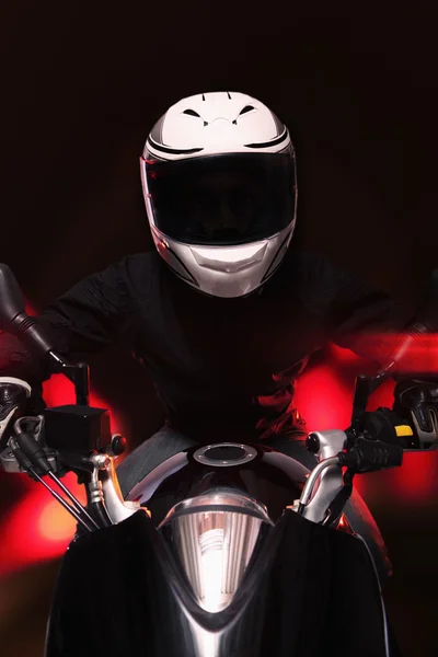 Mann fährt nachts Motorrad — Stockfoto