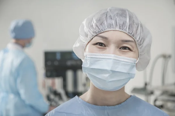 Surgeon in the operating room — Stock Photo, Image