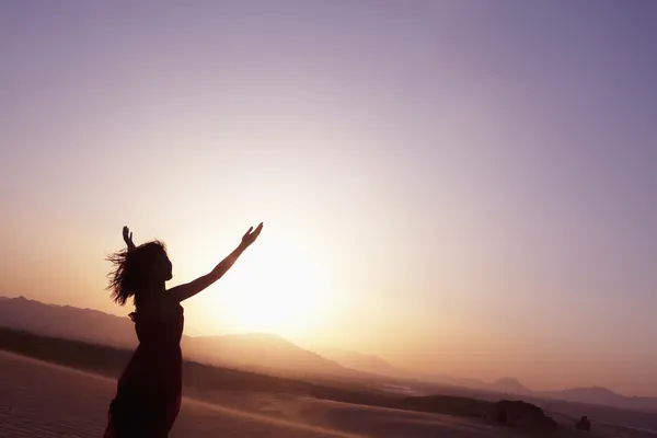 Çölde yoga yaparken kadın — Stok fotoğraf