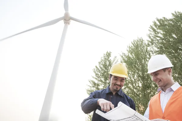 Engineers looking down at a blueprint — Stock Photo, Image