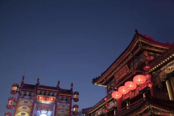 Edificios chinos tradicionales iluminados por la noche —  Fotos de Stock