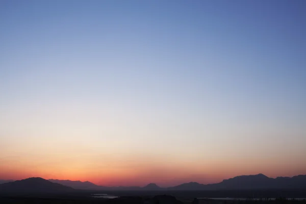 Mountain range and the sky at dusk — Stock Photo, Image
